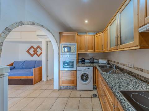 Vilamoura - Moradia em Banda T0+1 em Condomínio com Piscina (Pronta a Habitar)