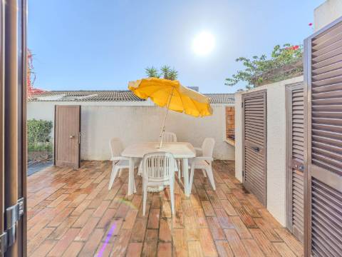 Vilamoura - Moradia em Banda T0+1 em Condomínio com Piscina (Pronta a Habitar)