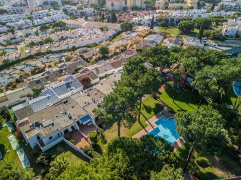 Vilamoura - Moradia em Banda T0+1 em Condomínio com Piscina (Pronta a Habitar)