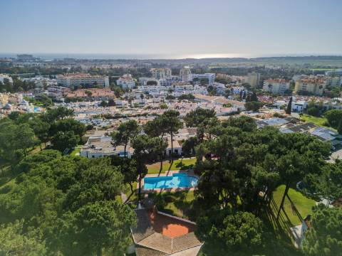 Vilamoura - Moradia em Banda T0+1 em Condomínio com Piscina (Pronta a Habitar)
