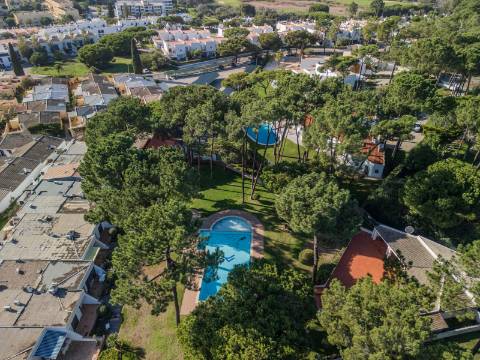 Vilamoura - Moradia em Banda T0+1 em Condomínio com Piscina (Pronta a Habitar)
