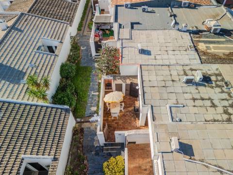 Vilamoura - Moradia em Banda T0+1 em Condomínio com Piscina (Pronta a Habitar)