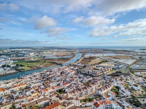 Tavira - Moradia Triplex com Piscina no Coração da Cidade