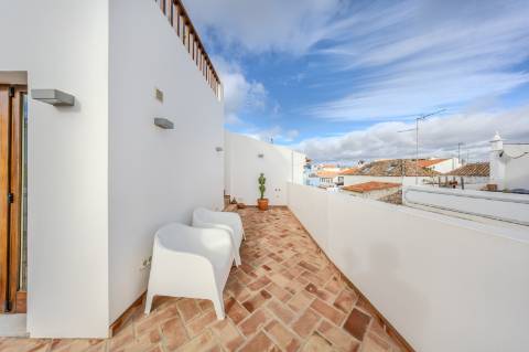 Tavira - Moradia Triplex com Piscina no Coração da Cidade