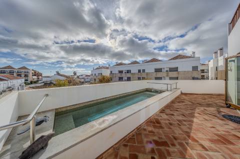Tavira - Moradia Triplex com Piscina no Coração da Cidade