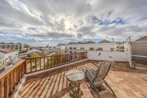 Tavira - Moradia Triplex com Piscina no Coração da Cidade