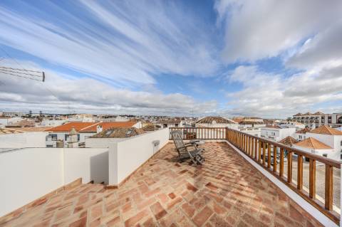 Tavira - Moradia Triplex com Piscina no Coração da Cidade