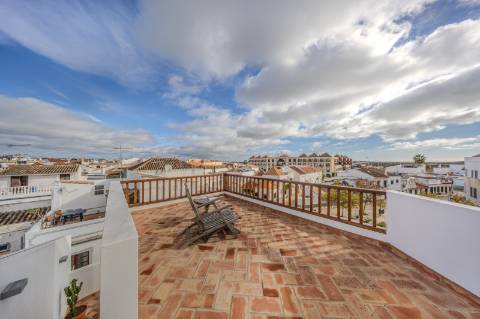 Tavira - Moradia Triplex com Piscina no Coração da Cidade