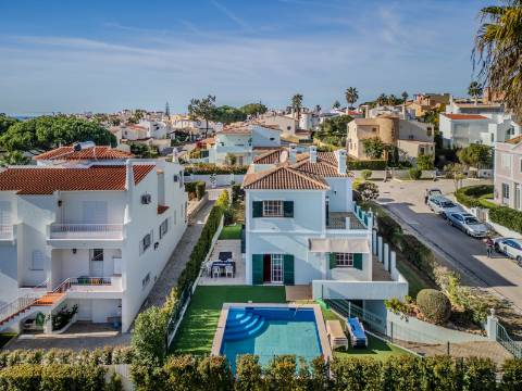 Vilamoura - Fantástica moradia de 4 quartos com amplas áreas em localização privilegiada