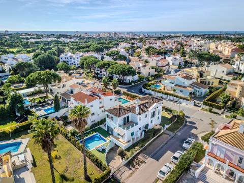 Vilamoura - Fantástica moradia de 4 quartos com amplas áreas em localização privilegiada
