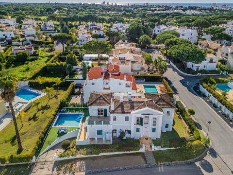 Vilamoura - Fantástica moradia de 4 quartos com amplas áreas em localização privilegiada