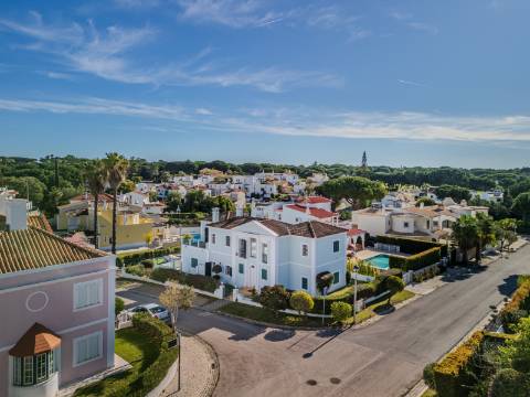 Vilamoura - Fantástica moradia de 4 quartos com amplas áreas em localização privilegiada