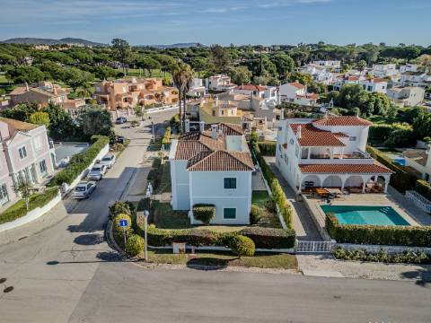Vilamoura - Fantástica moradia de 4 quartos com amplas áreas em localização privilegiada