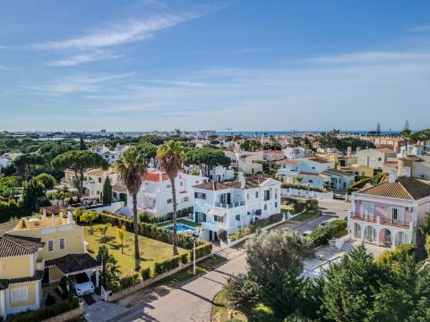 Vilamoura - Fantástica moradia de 4 quartos com amplas áreas em localização privilegiada