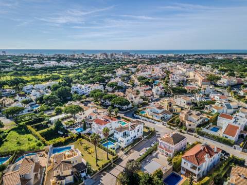 Vilamoura - Fantástica moradia de 4 quartos com amplas áreas em localização privilegiada
