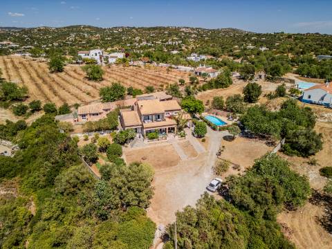 Villa de luxo com 6 quartos, casa de hóspedes e vistas deslumbrantes para o campo