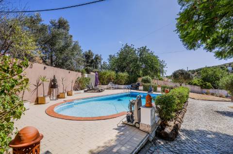 Villa de luxo com 6 quartos, casa de hóspedes e vistas deslumbrantes para o campo