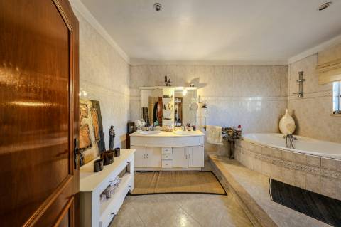 Villa de luxo com 6 quartos, casa de hóspedes e vistas deslumbrantes para o campo