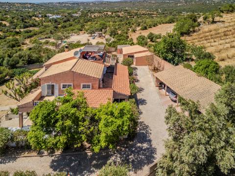 Villa de luxo com 6 quartos, casa de hóspedes e vistas deslumbrantes para o campo