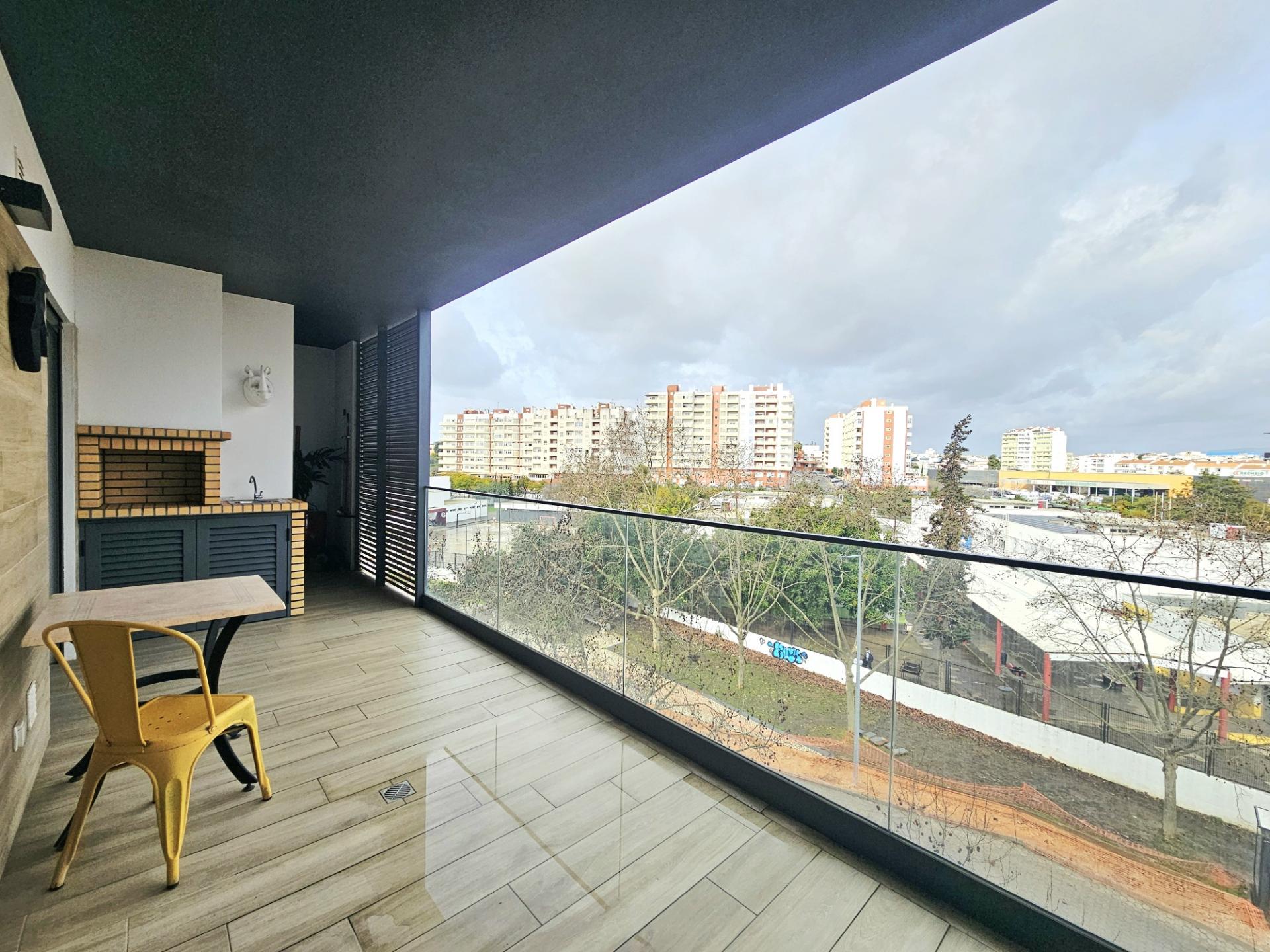 Portimão - Apartamento T3 com Duas Suítes, Terraços Amplos e Garagem Box - Construção Recente (2021)