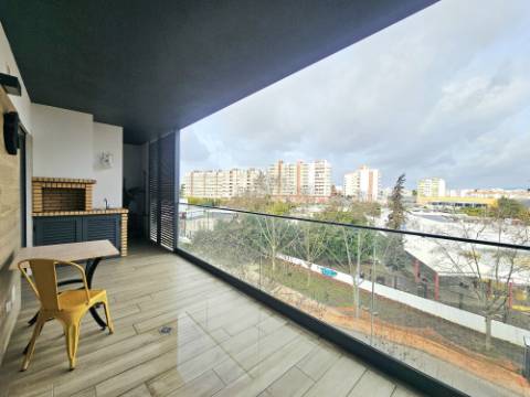 Portimão - Apartamento T3 com Duas Suítes, Terraços Amplos e Garagem Box - Construção Recente (2021)