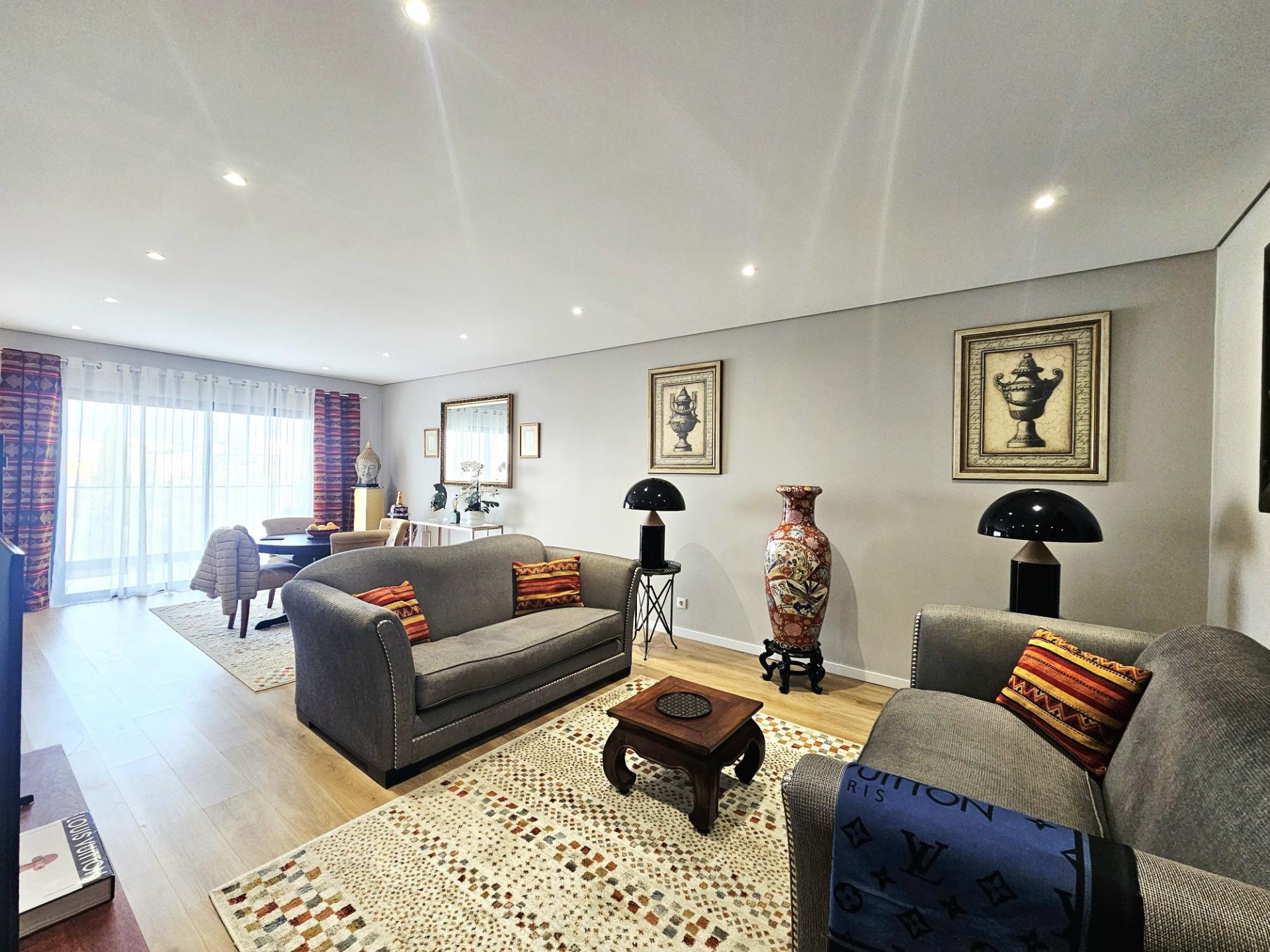 Portimão - Apartamento T3 com Duas Suítes, Terraços Amplos e Garagem Box - Construção Recente (2021)