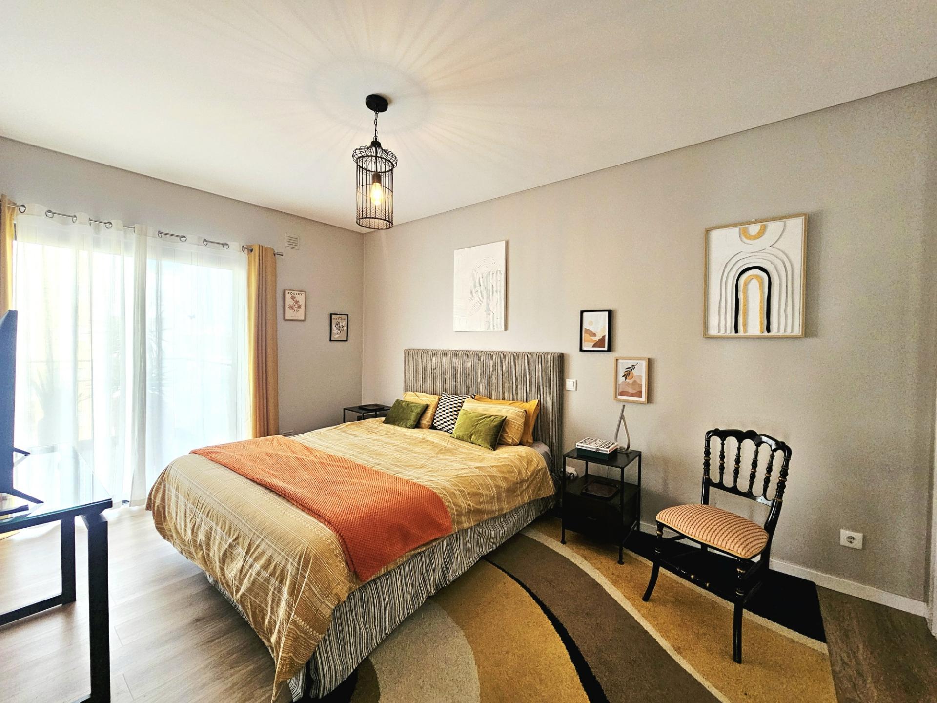 Portimão - Apartamento T3 com Duas Suítes, Terraços Amplos e Garagem Box - Construção Recente (2021)