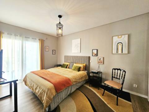 Portimão - Apartamento T3 com Duas Suítes, Terraços Amplos e Garagem Box - Construção Recente (2021)