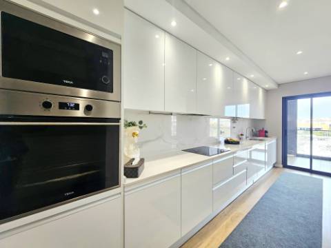 Portimão - Apartamento T3 com Duas Suítes, Terraços Amplos e Garagem Box - Construção Recente (2021)