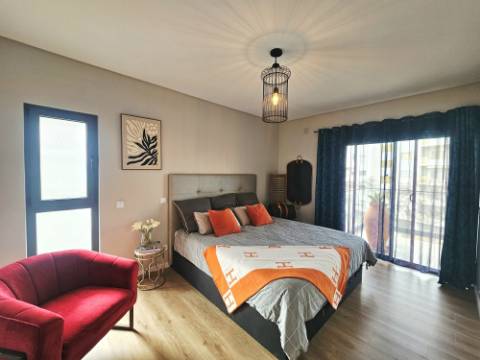 Portimão - Apartamento T3 com Duas Suítes, Terraços Amplos e Garagem Box - Construção Recente (2021)