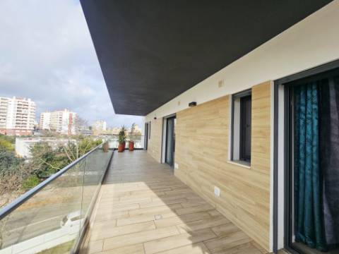 Portimão - Apartamento T3 com Duas Suítes, Terraços Amplos e Garagem Box - Construção Recente (2021)