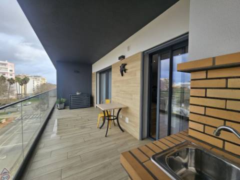 Portimão - Apartamento T3 com Duas Suítes, Terraços Amplos e Garagem Box - Construção Recente (2021)