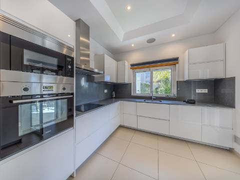 VALE FORMOSO - Exclusiva Moradia T4+1 no Condomínio 'The Crest'