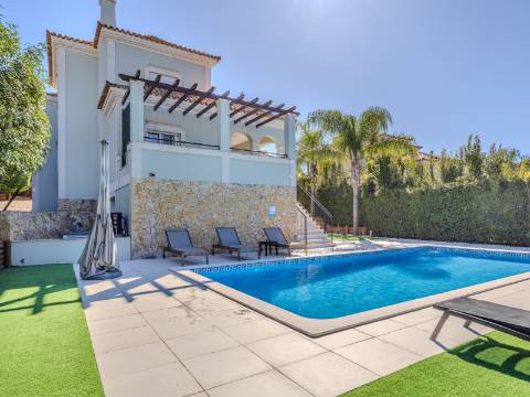 VALE FORMOSO - Exclusiva Moradia T4+1 no Condomínio 'The Crest'