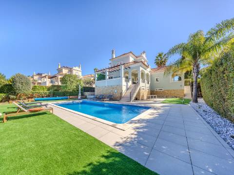 VALE FORMOSO - Exclusiva Moradia T4+1 no Condomínio 'The Crest'