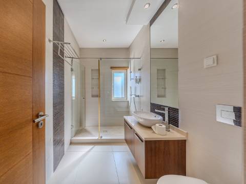 VALE FORMOSO - Exclusiva Moradia T4+1 no Condomínio 'The Crest'