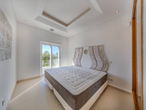 VALE FORMOSO - Exclusiva Moradia T4+1 no Condomínio 'The Crest'