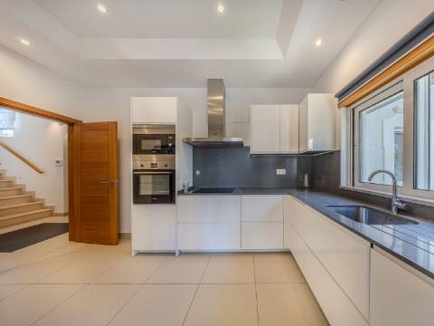 VALE FORMOSO - Exclusiva Moradia T4+1 no Condomínio 'The Crest'