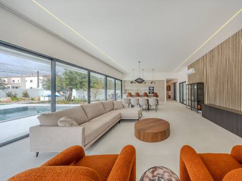 São Brás de Alportel - Moradia V4 de estilo contemporâneo