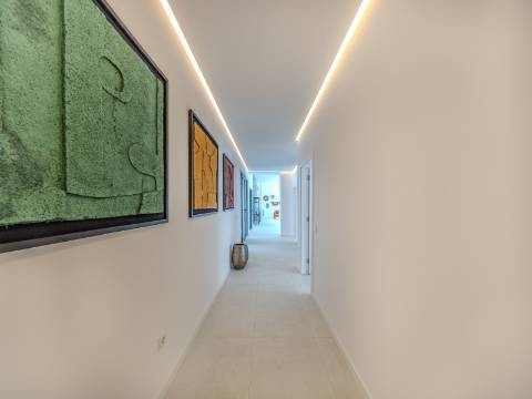 São Brás de Alportel - Moradia V4 de estilo contemporâneo