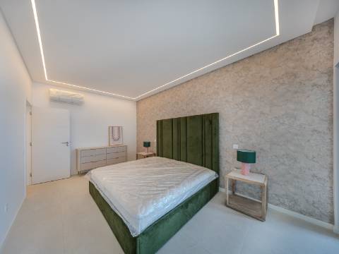 São Brás de Alportel - Moradia V4 de estilo contemporâneo