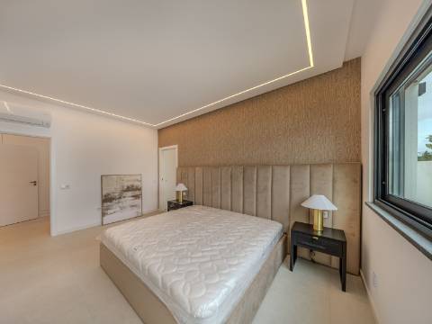 São Brás de Alportel - Moradia V4 de estilo contemporâneo