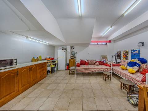 Arrecadação / Armazém - Avenida Infante Sagres, Quarteira