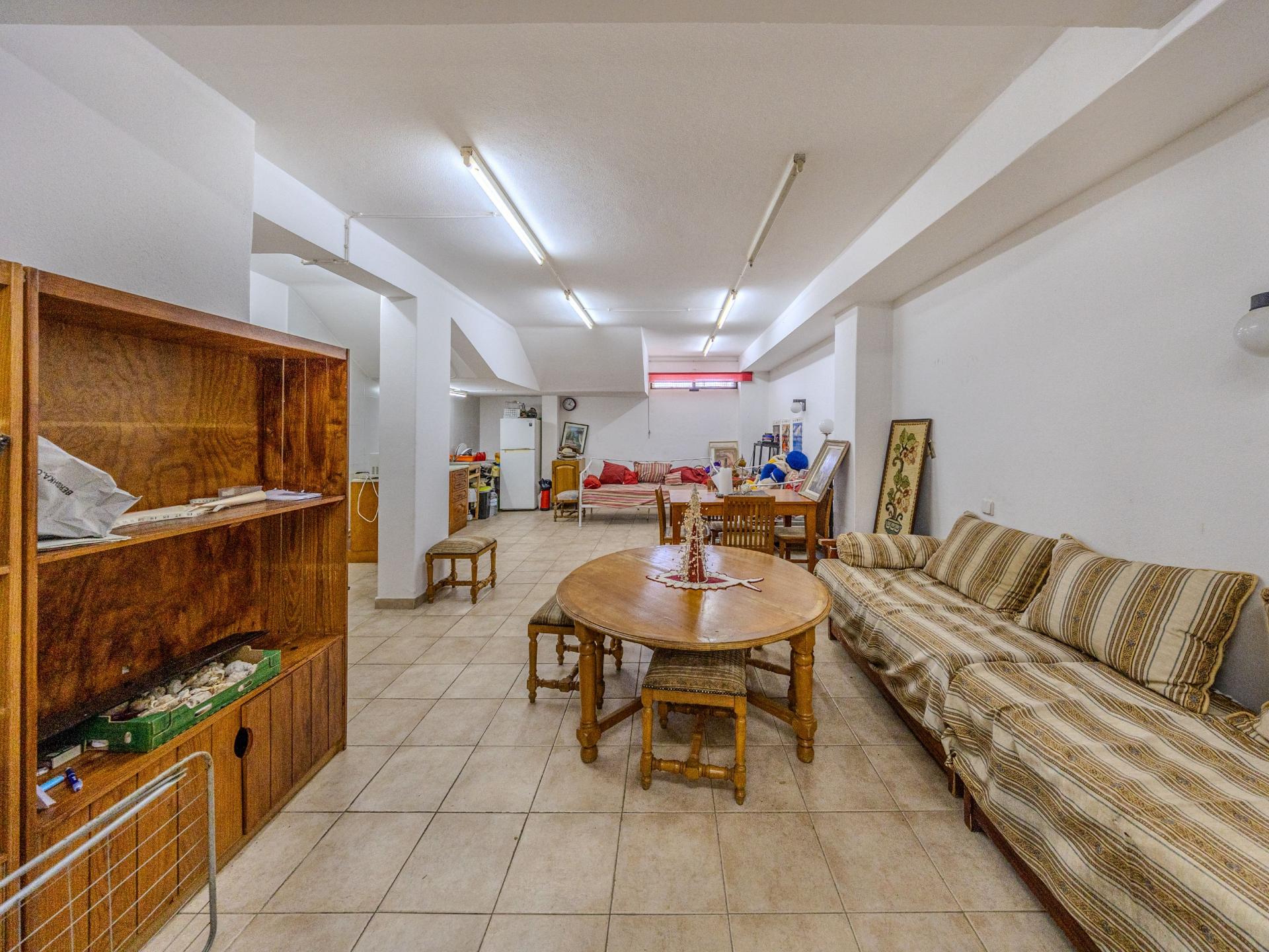 Arrecadação / Armazém - Avenida Infante Sagres, Quarteira