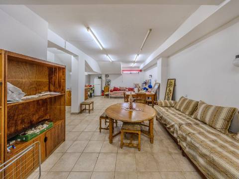 Arrecadação / Armazém - Avenida Infante Sagres, Quarteira