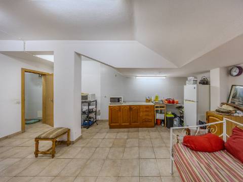 Arrecadação / Armazém - Avenida Infante Sagres, Quarteira