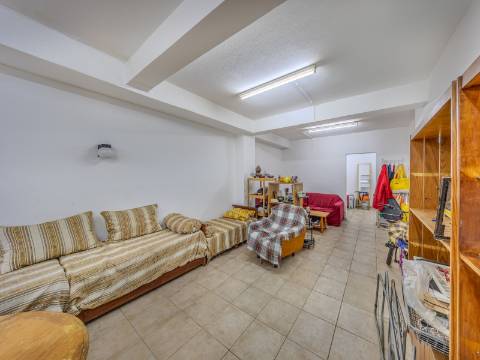 Arrecadação / Armazém - Avenida Infante Sagres, Quarteira