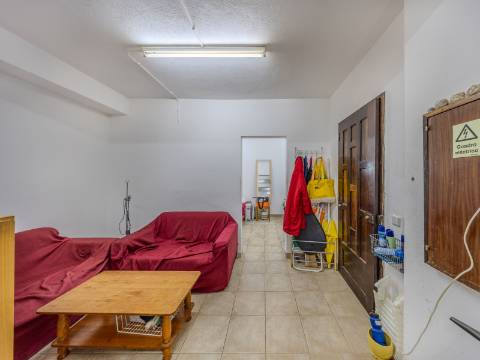 Arrecadação / Armazém - Avenida Infante Sagres, Quarteira