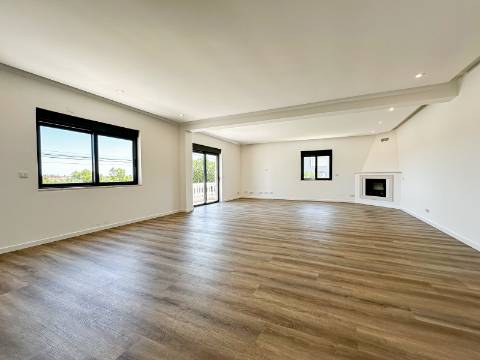 Perto de Vale do Lobo Moradia V5+1 Totalmente Renovada Para Venda