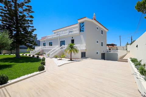 Perto de Vale do Lobo Moradia V5+1 Totalmente Renovada Para Venda